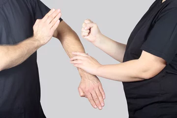 Abwaschbare Fototapete Kampfkunst Art of Wing Chun trainiert Sportler in schwarzen T-Shirts