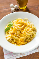 Spaghetti con bottarga e formaggio grattugiato