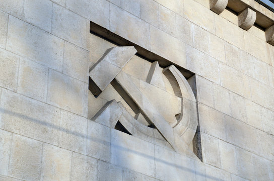 Советская символика на фасаде здания
