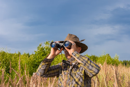 Scout mit Fernglas