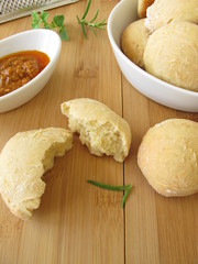 Käsebrötchen mit Tomatenpesto