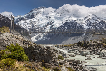 Obraz premium Bridge over Hooker River in Aoraki national park New Zealand