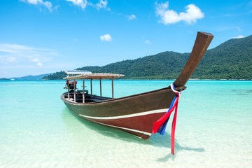 Obraz na płótnie Canvas Long tail boat sit on the beach