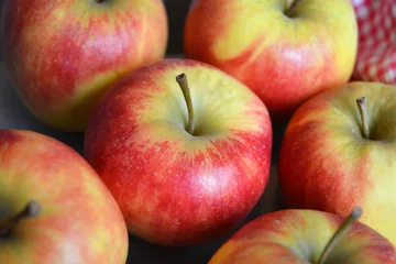 Foto auf Acrylglas Close-up van verse appels appels © trinetuzun