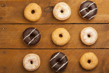 Verschiedene Donuts auf Holz