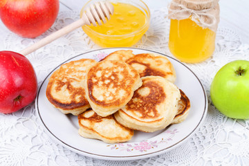 Fritters with apples and honey
