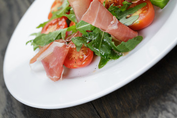salad with prosciutto arugula and tomatoes