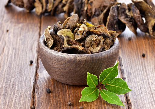 Suszone borowiki w drewnianej misce