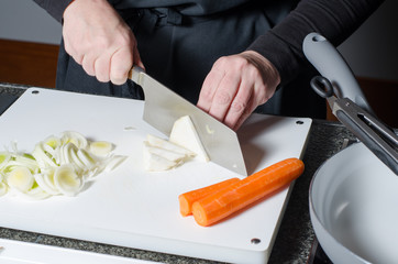Gemüse als Zutat schneiden