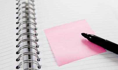 carnet de notes et feutre noir