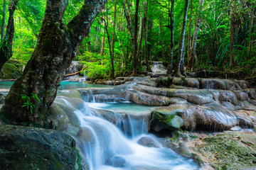 Fototapeta premium Wodospad w tropikalnym lesie w Parku Narodowym w Tajlandii