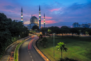 Fototapeta na wymiar The beautiful Sultan Salahuddin Abdul Aziz Shah Mosque at Sunris