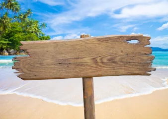 Photo sur Plexiglas Plage et mer vieille enseigne en bois sur la plage tropicale