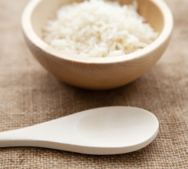 ustensiles de cuisine en bois et riz