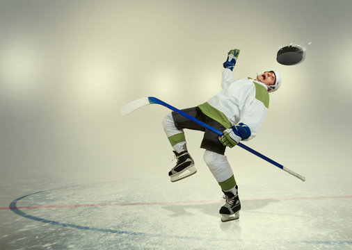 Hockey player fall dawn on ice