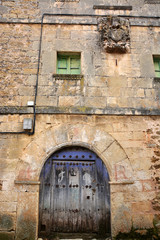 Fototapeta na wymiar casa de piedra con escudo heraldico