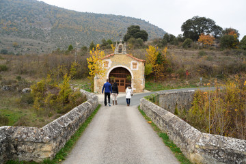 cruzando un puente sobre el rio ebro