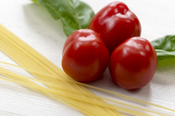 Pasta mit Tomaten und Basilikum