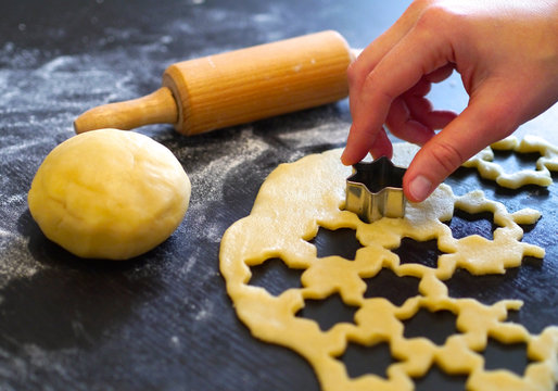 Pl&auml;tzchen Backen Stern ausstechen Hand