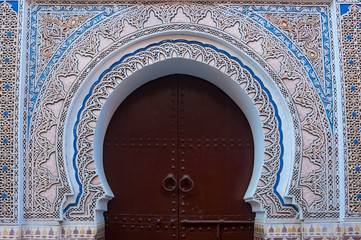 Verzierter Torbogen in der Medina von Marrakesch