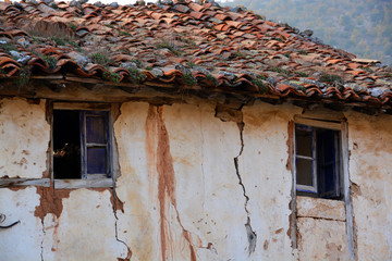 casa tipica de pueblo en ruinas © uzkiland