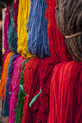 Wolle zum Trocknen im Färbersouk, Marrakesch