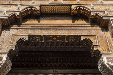 Holzfassade am Bahia-Palast in Marrakesch