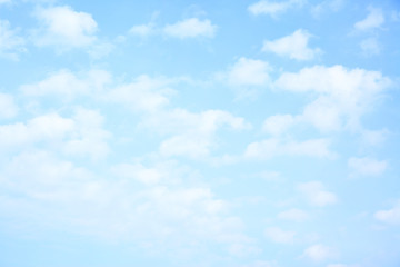 Hellblauer Himmel mit Wolken © Roman Sigaev