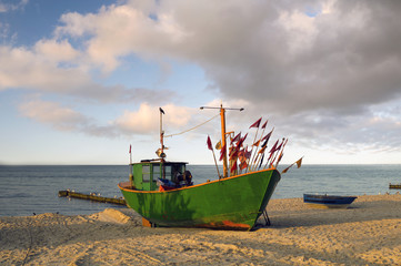 kuter rybacki na plaży Morza Bałtyckiego © Mike Mareen