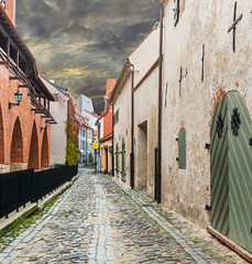 Średniowieczna ulica w starym mieście Ryga, Latvia - 73890756