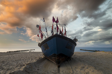 kuter rybacki na plaży Morza Bałtyckiego