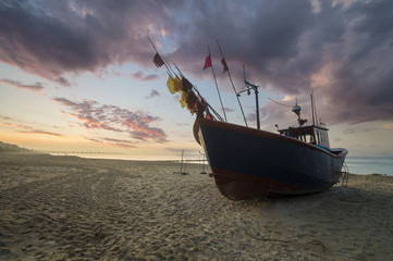 kuter rybacki na plaży Morza Bałtyckiego