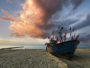 kuter rybacki na plaży Morza Bałtyckiego © Mike Mareen
