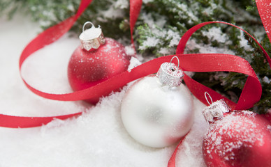 boules de Noël et guirlande rouge © auryndrikson