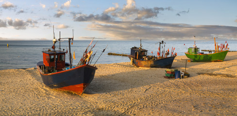 łodzie rybackie na plaży Morza Bałtyckiego - obrazy, fototapety, plakaty