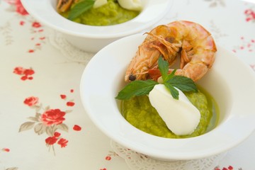 Zucchini cappuccino soup with yogurt and shrimps