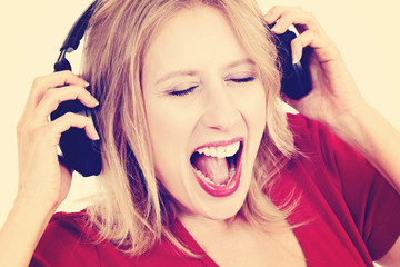 femme avec écouteurs écoutant musique