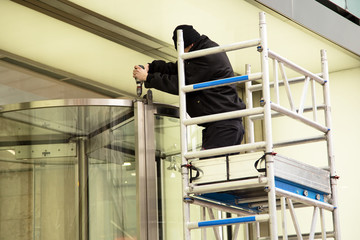 Naklejka premium handyman fixing a rotating door