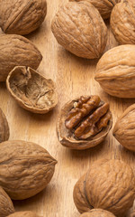 Walnüsse mit einer geöffneten Nuss