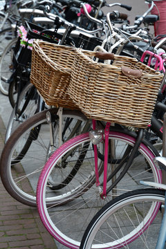 Geparkeerde fietsen met fiets manden in de stad