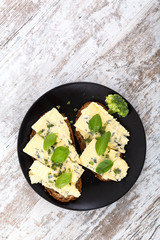 Vollkornbrot mit Roquefort