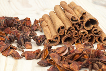 Obraz na płótnie Canvas stars of anise and cinnamon on wooden table