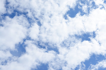Obraz premium White clouds in blue sky outdoors
