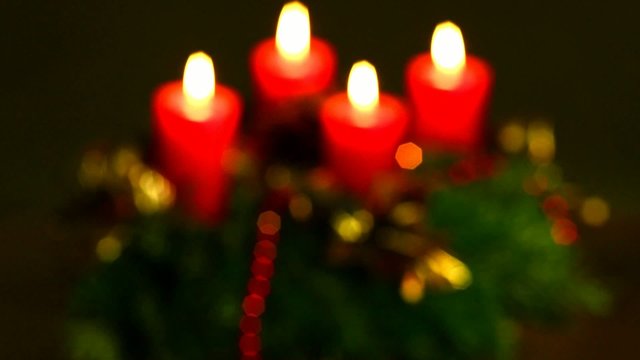 Adventskranz mit brennenden Kerzen