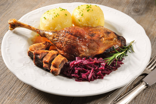Weihnachtsmen&uuml;. G&auml;nsekeule mit Kn&ouml;deln und Rotkohl