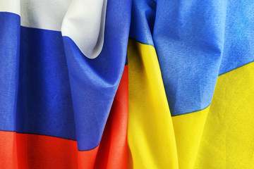 Zerknüllte Fahnen von Russland und der Ukraine