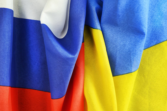 Zerknüllte Fahnen von Russland und der Ukraine