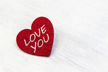 Fototapeta premium Herz auf weißem Holz (Valentinstag - Erinnerung)