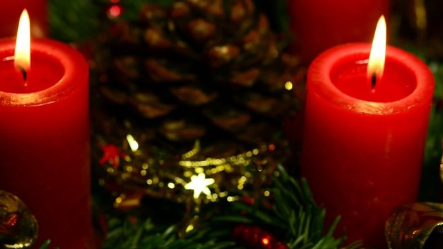 Adventskranz mit brennenden Kerzen