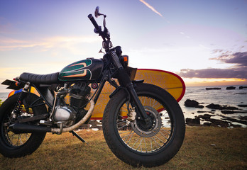 Fototapeta na wymiar Motorcycle with surfboard at outdoors